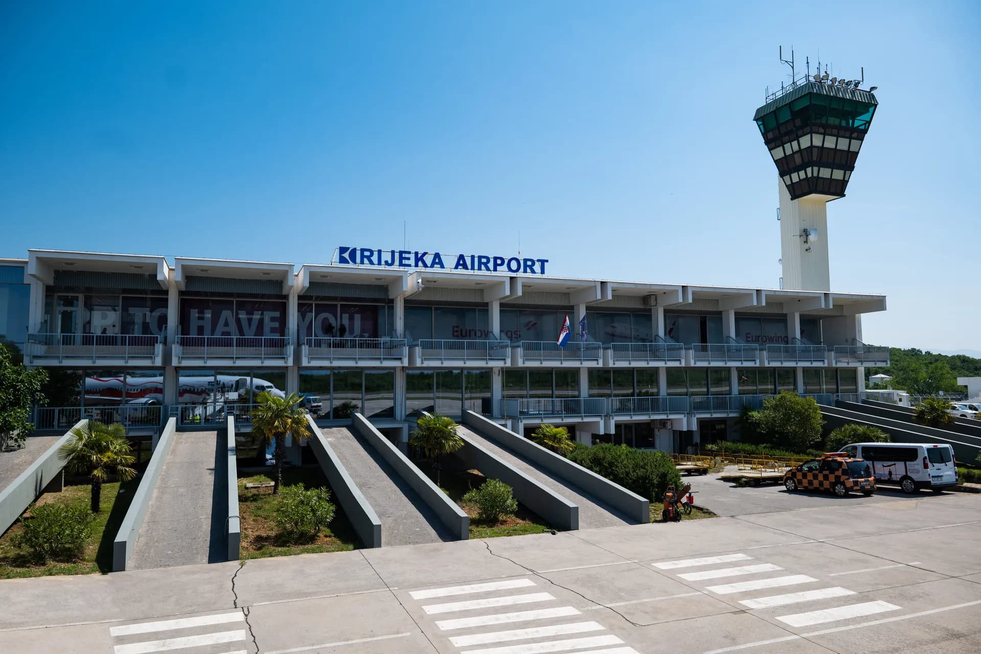 Airport Transfers — private airport transfer with Dalmotion Tours